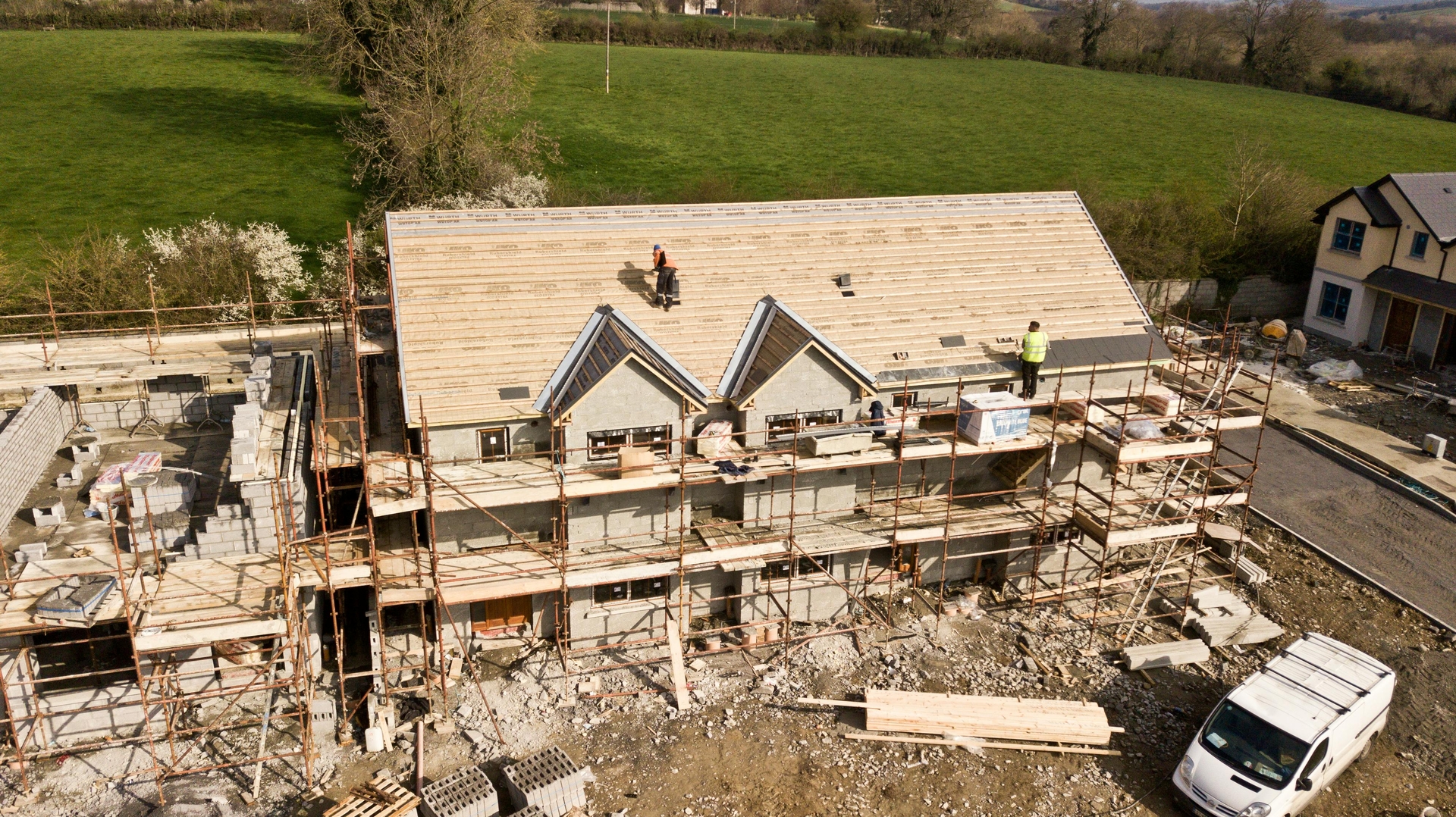 Professional roofing with clay tiles
